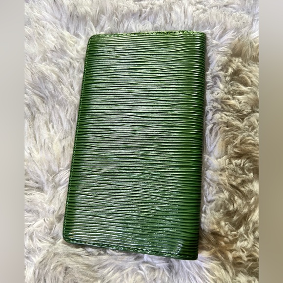 LOUIS VUITTON LV authentic GREEN EPI cardholder wallet PASSPORT HOLDER LIKE NEW - Picture 3 of 11